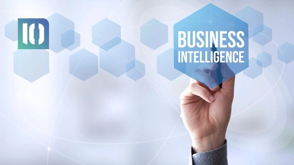 mano en fondo claro con texto bussines inteligence y logo 10code