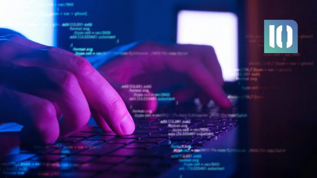 manos escribiendo en ordenador de colores neon y logo 10Code