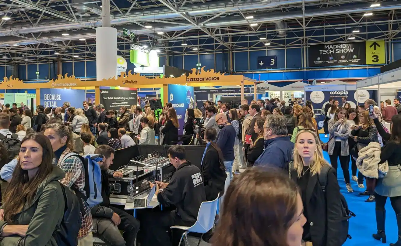 Congreso tech show, muchas personas visitando el evento