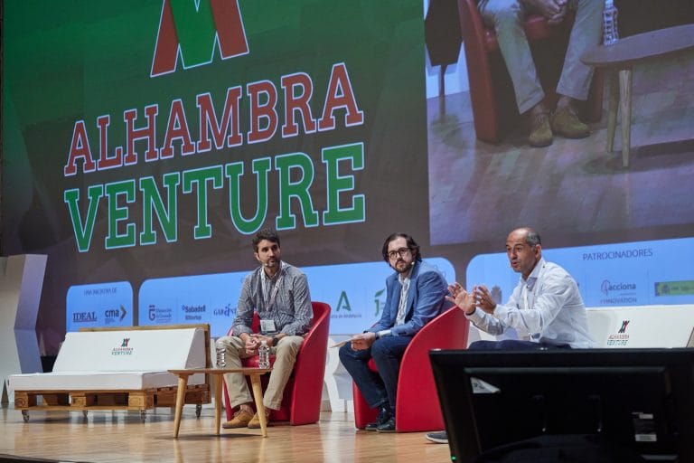 Imagen ponencia Alhambra venture tres ponentes en el escenario