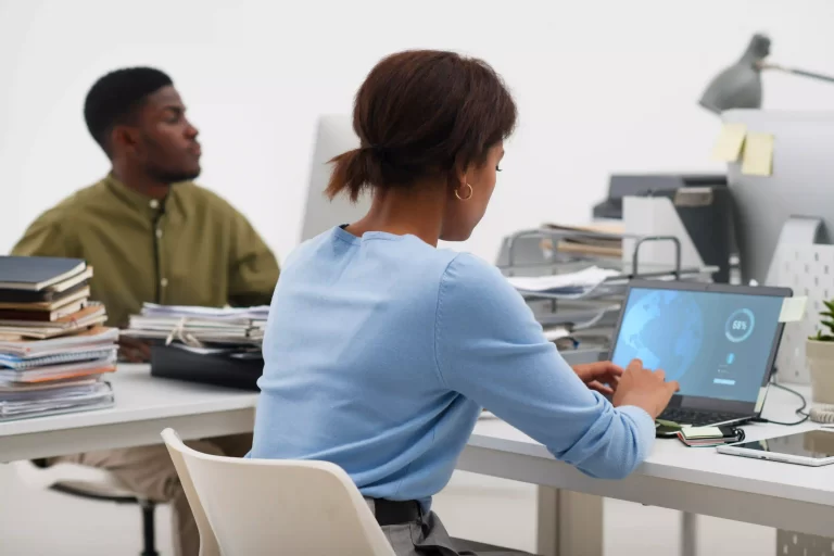 dos personas en una oficina trabajando